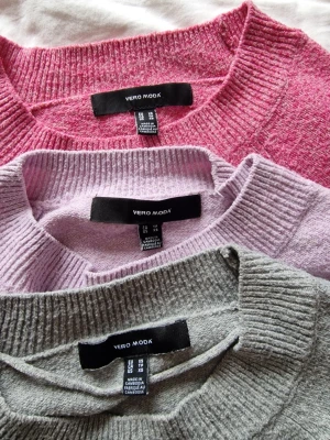 Stickade tröjor från Vero Moda - Tre stickade tröjor från Vero Moda i färgerna rosa, lila och grå. Mjuk och skön kvalitet .
