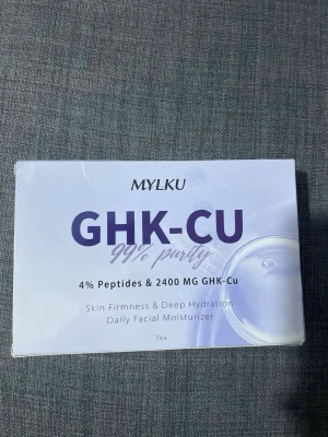 GHK-CU ansiktsserum från MYLKU - Ansiktsserum med 4% peptider och 2400 mg GHK-Cu för daglig återfuktning och fastare hud. Innehåller 7 doser och ger djup återfuktning. Förpackningen är vit och lila med modern design.