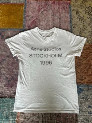 Acne studios  - Säljer en otlrigt snygg och eftertraktad tisha ifrån acne studios då den Tyvär är för liten. Tveka inte på att höra av dig vid frågor🙌