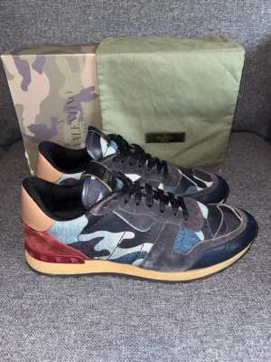 Valentino Rockrunner  - Säljer nu ett par riktigt feta valentino rockrunners. Skorna är i sjukt bra skick. Självklart äkta, original box och dustbag medföljer. Priset är ej hugget i sten så kom gärna med pris förslag! 
