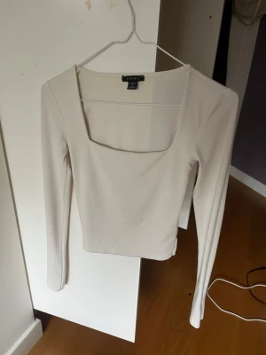 Tajt off white långärmad tröja - Snygg topp från new yorker i storlek xs. Används dock inte längre