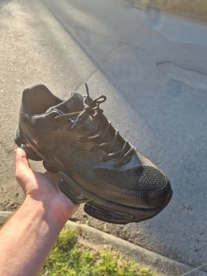 New balance 2000 svarta - Använd par gånger, öppen för bud vid snabba affär.