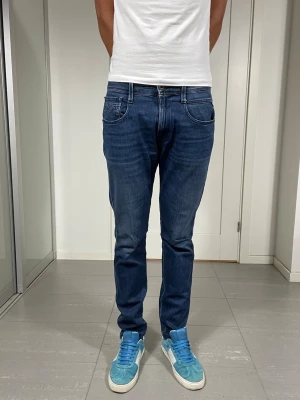 Replay Anbass Jeans - Säljer dessa Replay Anbass jeans. W31 o L32 med mått ca 41 o 105 cm. Moddelen är 183 o väger 68 kg, skriv för fler bilder/frågor🙌🏼