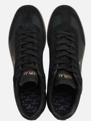 Svarta Replay sneakers i mocka och skinn - Snygga svarta sneakers från Replay med ovandel i mocka och skinn, guldfärgade detaljer och logga på sidan. Skorna har svarta skosnören och en brun sula med mönster. Perfekta för dig som vill ha en stilren och trendig look.
