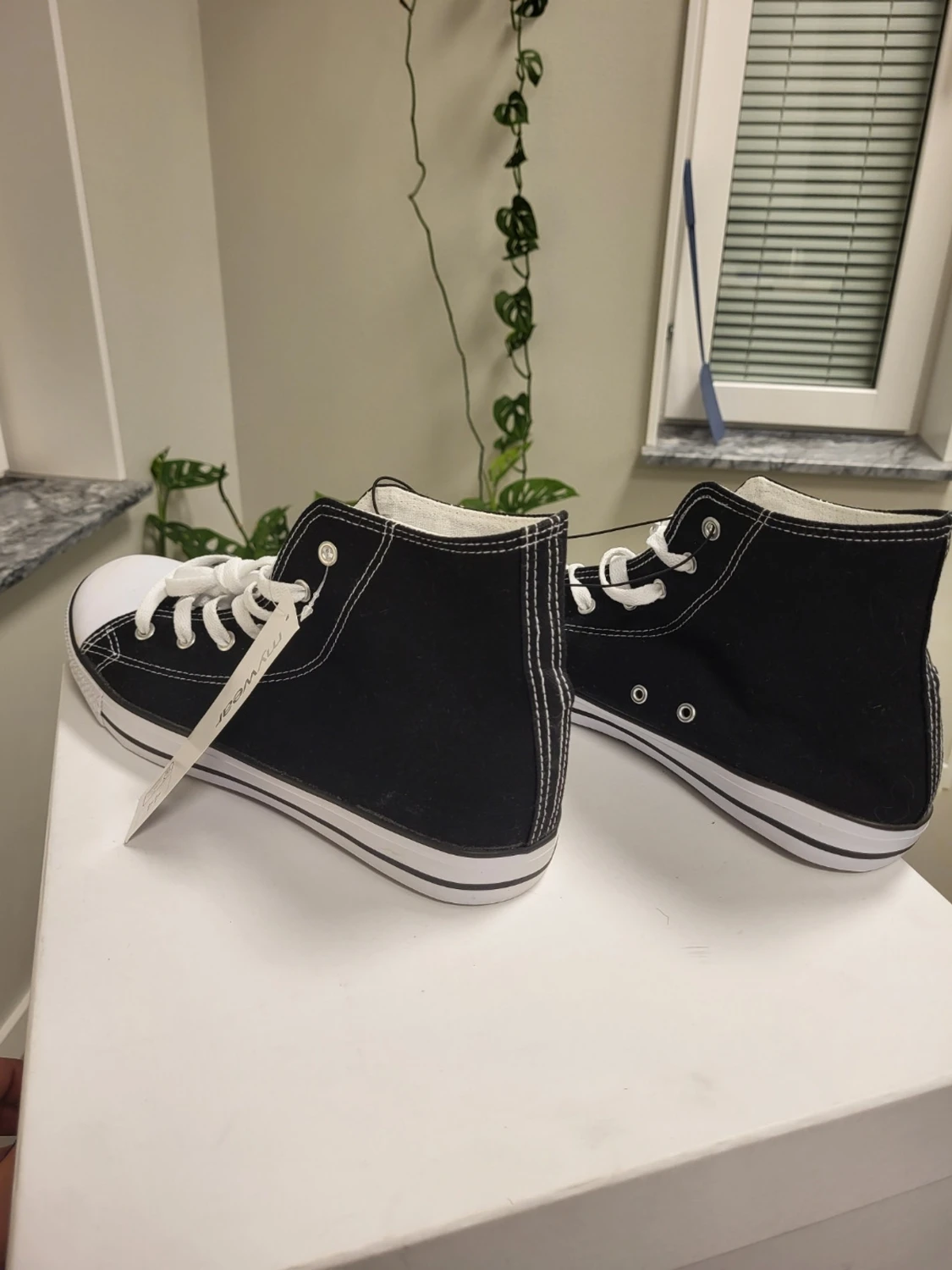 Svarta high top sneakers med vita detaljer 44 - 3