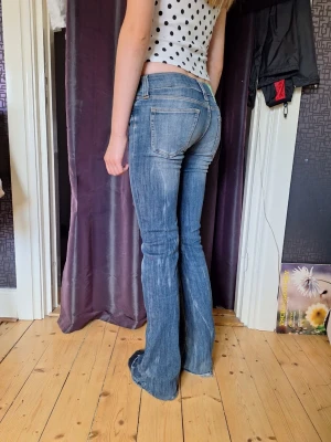 Blåa Cheap monday bootcut jeans low waist - Säljer ett par blå bootcut jeans med låg midja då de är lite tajta på mig. Jeansen är i bra skick men lite slitna nertill (se sista bilden) 🩵🩵 storlek 25/32💕 Jag är 165cm och de är perfekta i längd
