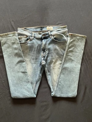 Tiger of Sweden Evolve jeans i ljusblå - stl W30 L34 - Tiger of Sweden Jeans Evolve i ljusblå, storlek W30 L34. 95,5% bomull, 3% polyester, 1,5% elastan, femficksmodell med skinnlapp bak.  Använd men i mycket fint skick, inga hål eller fläckar.  Rök- och djurfritt hem. Skriv gärna om du vill ha fler bilder eller undrar något!