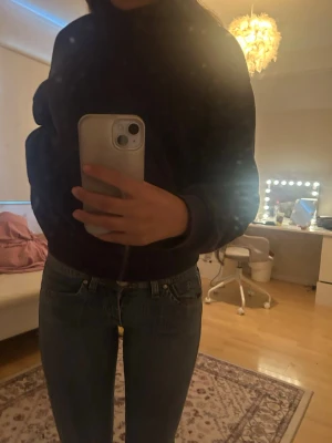 Blå jeans med vit tryckdetalj - Säljer ett par blå jeans med raka ben och coola vita tryck på bakfickorna. Jeansen har klassisk femficksmodell och normalhög midja. Perfekta för dig som vill ha något unikt i garderoben!