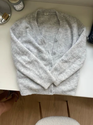 Jättesöt stickad grå kofta! - Skön och mysig kofta från H&M