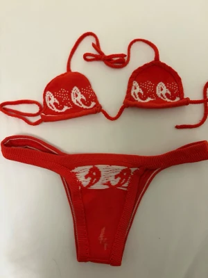 Söta bikinis - Söta mönster. Petit överdel och tajt underdel. Aldrig använda. Båda på köpet. Sitter så fint på.