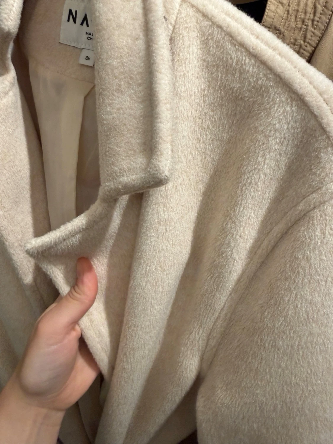 Beige kappa med knytskärp från NA-KD - 1