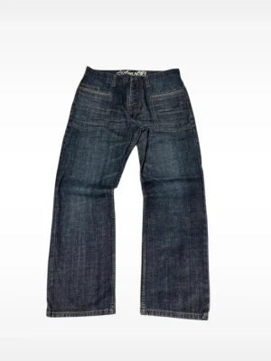 Mörkblå jeans med raka ben - Säljer ett par mörkblå jeans med raka ben och stora bakfickor. Jeansen har en klassisk femficksdesign och är tillverkade i slitstark denim. Perfekta för dig som gillar en avslappnad och tidlös stil.