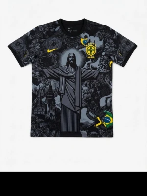 Nike X Brasil jersey - Unik svart fotbollströja från Nike med Brasilien-emblem och gult Swoosh. Framsidan har ett stort tryck av Kristusstatyn och detaljerade grafiska mönster i grått. Korta ärmar med brasilianska flaggan och coola detaljer. Tröjan är helt oanvänd. Kom med prisförslag!
