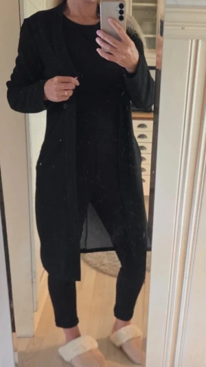 Svart lång cardigan med knappar - Lång, inte mycket använd. Passar mig som är 36.