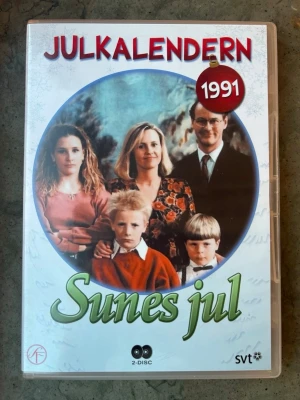 Sunes jul DVD - Julkalendern 1991: Sunes jul på DVD. Innehåller 24 avsnitt fördelade på två skivor. Medverkande: Andreas Hoffer, Peter Haber, Carina Lidbom, Gabriel Odenhammar, Nina Almlöf, Rebecka Liljeberg. Bildformat: 4:3. Ljud: Dolby Digital.  Finns på språk: Svenska   OBS!! skivorna är begagnade så det kan förekomma repor/hairlines på skivorna, men då jag kollar igenom alla filmer jag säljer garanterar jag att alla funkar felfritt om inget annat står! :)