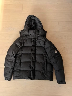 Moncler jacka  - Använd bara någon gång så i nyskick. Storlek: 3 (M-L)