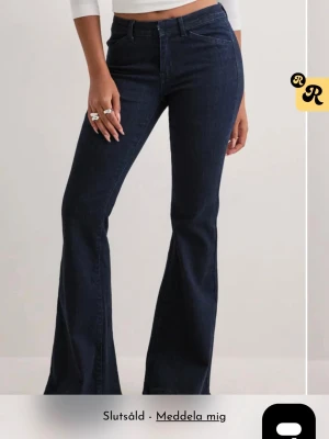 Mörkblå bootcut jeans - Snygga mörkblå bootcut kostymbyxor/jeans från Nelly, helt slutsålda på hemsidan. Tyvärr lite för stora för mig, stretchigt material och super sköna.