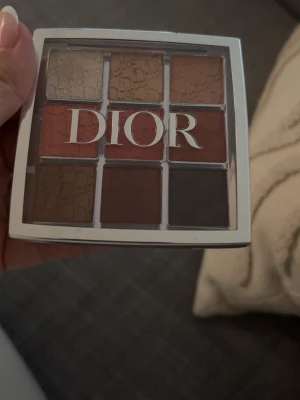 Dior ögonskuggspalett med 9 nyanser - Snygg ögonskuggspalett från Dior med 9 olika nyanser i jordnära toner som beige, brunt, terrakotta och mörkbrunt.  I färgen 003, använd fåtal gånger 