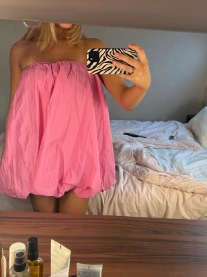 Rosa zara klänning - Rosa klänning zara. Jättefin och helt ny med prislapp kvar! Det är storlek M men den passar mig som har S!