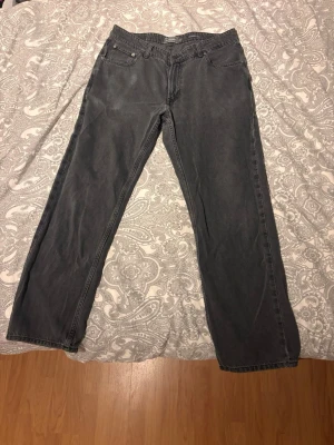 Grå raka jeans från Dressmann - Snygga grå jeans från Dressmann i rak modell. Klassisk femficksdesign och normal midja. Jeansen är tillverkade i ett mjukt och slitstarkt denimtyg som passar perfekt till en avslappnad stil. Enkla att matcha med både t-shirt och hoodie.