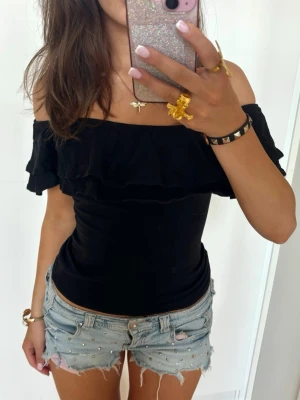 Offshoulder svart volangtopp  - Såå snygg Offshoulder svart volangtopp! Jag är 168 och det är mina bilder, köp via köp nu direkt eller Swish, kvar tills markerad som såld 💖 