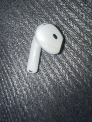 ( VÄNSTER) AirPod 4  - AirPods 4 ( VÄNSTER ÄNDAST) tappade bort min ladd station så jag har bara en och den har perfect batteri och är vatten tät allt är perfect med den ☺️kommer med en box om ni vill ha 📦 