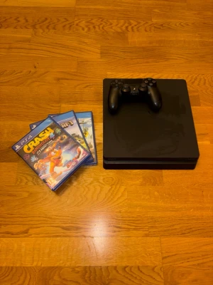 Playstation 4 med handkontroll och 3 spel - Säljer en playstation 4! Den är ganska gammal men i väldigt bra skick. Handkontrollen är oxå i väldigt gott skick, bara att tumgreppen lossnat med tiden. Det ingår även 3 spela vilka är Minecraft, Crash Bandicot 4 och The Crew 2. BUDA GÄRNA! ANVÄND GÄRNA INSTABOX VID KÖP!