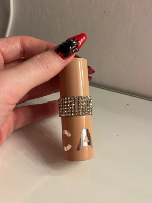 Caia läppstift  - Läppstift från Caia i färgen adore you, testad