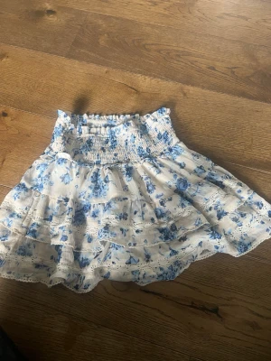 Blommig volangkjol från Lindex - Söt kort kjol från Lindex med söta blommor på. Perfekt för vår och sommar, lätt och luftig.❤️