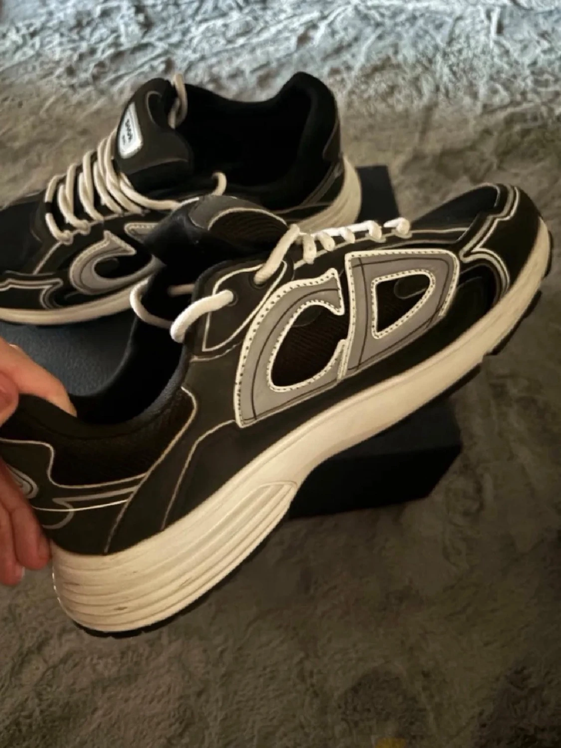 Svarta sneakers med vita detaljer - 1