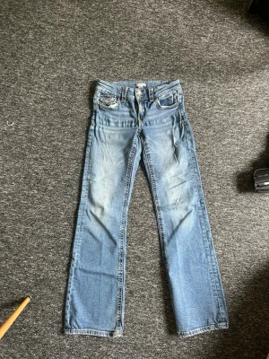 Blå raka jeans från Gina Tricot - Säljer ett par klassiska blå jeans från Gina Tricot med raka ben och normal midja. Jeansen har fem fickor, slitningar och ljus tvätt för en avslappnad look. Perfekta till vardags och passar till det mesta. Materialet är denim i bomull. Det har används en del och har en liten uttöjning men inget man tänker på när man har på sig dom ☺️