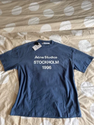 Acne tshirt  - Super snygg tshirt med tryck.