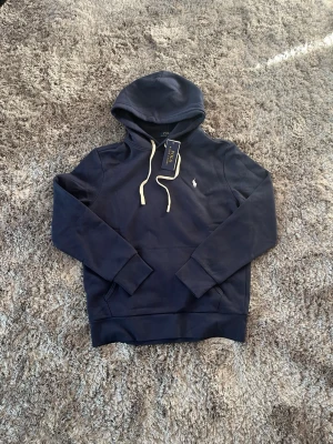 Ralph lauren hoodie - Säljer denna Ralph lauren hoodie i storlek M då den var för liten, helt oanvänd, hör av er vid frågor!