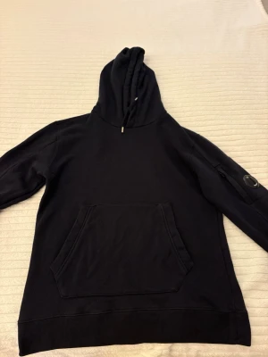 C.P. Company  - Säljer en riktigt snygg C.P. Company hoodie i storlek XS. vid frågor är det bara att skriva.