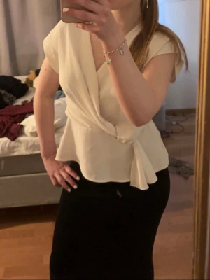 Krämvit omlottblus med knyt - Superfin, det enda är att dragkedjan inte går igen på sidan, man kan säkert fixa det på något sätt men jag kan inte sy😅därav säljer jag billigt . Köpte den på vinted för 170 kr