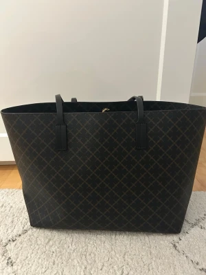 By Malene Birger väska - Säljer min By Malene Birger väska då jag inte har användning för den. Finns inga tecken på användning och endast använt den ett fåtal gånger. Nypris är 28000kr