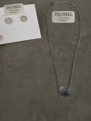 Ingnell Jewellery Amanda set halsband & örhängen – nytt - ✨ Matchande Amanda-set från Ingnell Jewellery Sweden med halsband och stiftörhängen i blankt rostfritt stål.  Halsbandet är justerbart i tre längder och både berlock och örhängen är ca 10 mm.  🧵 Rostfritt stål – nickelsäkert ✨ Båda är helt nya och oanvända. Berlockens skyddsfilm sitter kvar. 🏷️ Nypris tillsammans: 848 kr  📦 Fotokorten/etiketterna ingår inte. Smyckena packas omsorgsfullt inför frakt.