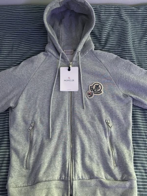 Monclizzy hoodie - Helt ny, aldrig använd. Nfc scan på loggan. QR och allt finns.