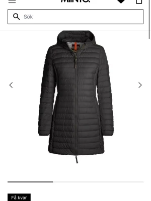 Svart lång dunjacka med huva - Snygg svart lång dunjacka med huva och dragkedja framtill. Jackan har quiltad design och raka ärmar, perfekt för kalla vinterdagar. Lätt figursydd passform som ger en stilren siluett. Passar dig som vill ha både värme och stil. Nypris 7000kr säljer för 3500