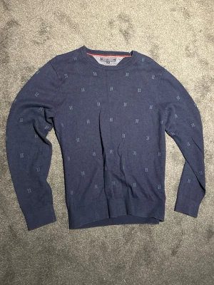 Tommy hilfiger stickad tröja - TH stickad tröja, skriv vid intresse eller fler bilder 