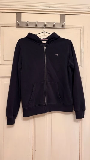 Gant zip holdie - Mörkblå zip hoodie från gant