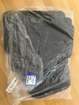 Svarta bilmattor Volvo textil - Säljer en komplett uppsättning Volvo Original textilmattor till Volvo XC40. Mattorna är helt nya, oanvända och ligger kvar i sin originalförpackning! perfect för dig som vill fräscha upp kupén eller behöver ett stilrent extra set mattor. Produktfakta:  Märke: Volvo Original  Modell: Volvo XC40  Artikelnummer: 31469312  Färg: Svart / Mörkgrå (Charcoal)  Skick: Helt nya / Oanvända (oöppnad plastpåse)  Innehåller: Komplett set (fram- och baksäte)