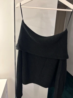 Snygg off the shoulder tröja - En stickad off the shoulder tröja perfekt nu till hösten 🍂🍁från JDY zalando. Säljs inte längre, lägg gärna prisbud storlek S