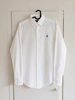 Polo Ralph Lauren skjorta - Tjena! Jag säljer en riktigt snygg Ralph Lauren skjorta😄 Den är i mycket bra skick och har inga fläckar eller skador☺️ Den är självklart äkta✅ Skicka om du har några frågor😁