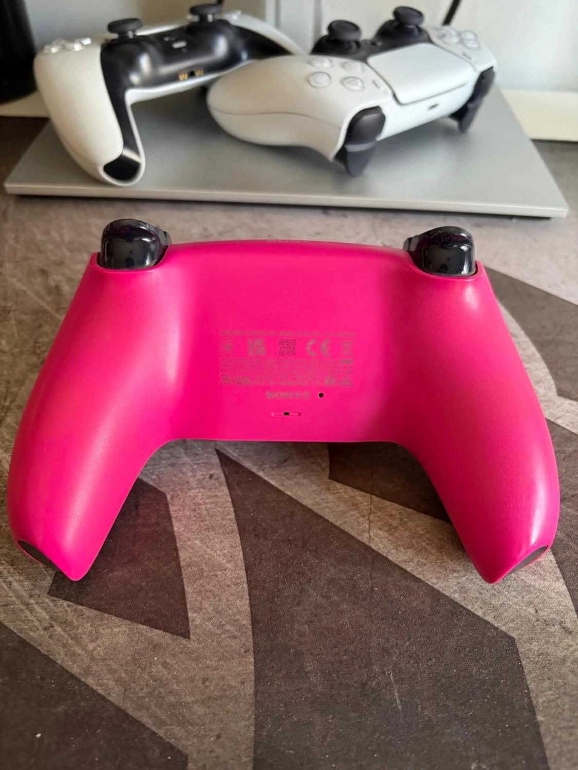 Rosa och svart PS5 DualSense handkontroll - 2