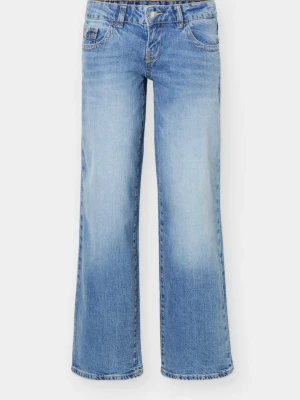 Blåa baggy jeans med låg midja - Säljer ett par ljusblå baggy jeans med låg midja. Jeansen har klassiska fem fickor, slitna detaljer och en snygg tvättad look. Tillverkade i denim. Perfekta för en avslappnad och trendig stil.