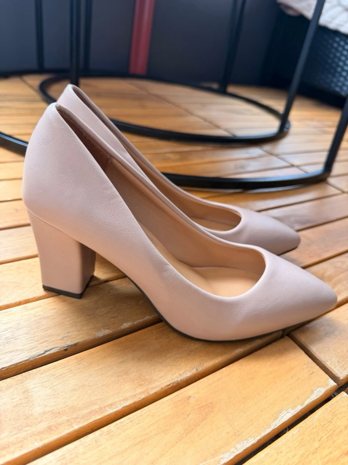 Beige klassiska pumps med spetsig tå - 2