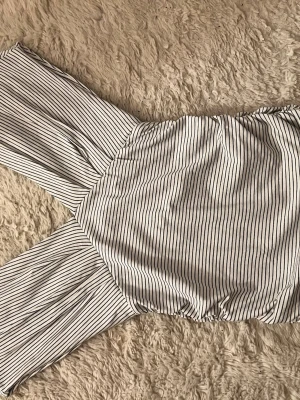 Topp - Randig topp från Gina tricot. Har aldrig använt den, öppen i ryggen och v-ringad🥰