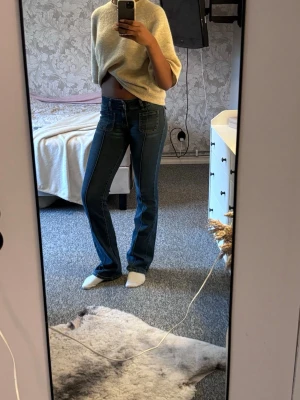 Mörkblå bootcut jeans - Säljer ett par mörkblå bootcut jeans med tydliga kontrastsömmar och stora fickor både fram och bak. ‼️Byxorna är från Madlady och Stl är x-tall 36‼️ Jag är 1,77m lång