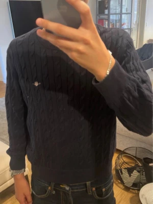 Gant Knitted Sweater - Stickad GANT-tröja i bra skick. Passar ungefär 152 cm. Perfekt för vintern och håller dig varm och bekväm. Säljs eftersom den inte längre passar mig.